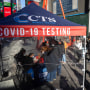 Personas hacen fila en un sitio de pruebas de COVID-19 en Times Square, Nueva York, el 3 de diciembre de 2021.