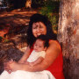 En esta fotografía sin fecha, Melissa Lucio, que se encuentra en el pabellón de la muerte en Texas, carga a uno de sus hijos, John.