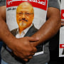 Carteles con la foto del periodista saudí asesinado Jamal Khashoggi, cerca del consulado de Arabia Saudí en Estambul, Turquía, el 2 de octubre de 2020.