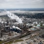 En esta fotografía aérea a unas 10 millas del río de Nueva Orleans, se ve el complejo de fabricación de Shell Norco, una refinería de petróleo.
