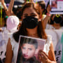 Manifestantes marchan en el Día de las Madres en Ciudad de México por sus seres queridos desaparecidos, el 10 de mayo de 2022.
