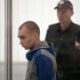 El sargento Vadim Shishimarin, del ejército ruso, comparece en una vista de sentencia el 23 de mayo de 2022 en Kiev, Ucrania.