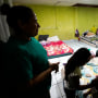 La solicitante de asilo hondureña Iracema Figueroa, izquierda, mira a sus hijas jugar en un albergue para migrantes en Tijuana, México, en mayo de 2022.