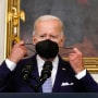 El presidente Joe Biden se quita la máscara mientras pronuncia comentarios sobre la Ley de Reducción de la Inflación de 2022 en la Casa Blanca el 28 de julio de 2022 en Washington, DC.