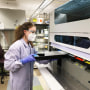 La investigadora Margaret Mills prepara un instrumento que extrae el ADN para las pruebas del virus de la viruela del mono en el Laboratorio de Virología de UW Medicine el 12 de julio en Seattle.