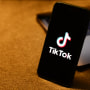 Un celular con el logo de TikTok