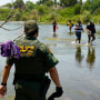 Un agente de la Patrulla Fronteriza vigilaba a un grupo de migrantes que cruzaban el Rio Grande en Del Rio, Texas, el 15 de junio de 2021.
