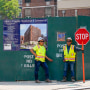 Los trabajadores de la construcción ayudan a dirigir el tráfico fuera de un edificio residencial y comercial en construcción en el desarrollo de Essex Crossing en el Lower East Side de Manhattan, el jueves 4 de agosto de 2022.