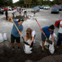 Las personas llenan sacos de arena en el parque Helen Howarth mientras se preparan para la llegada del huracán Ian el 26 de septiembre de 2022 en San Petersburgo, Florida.