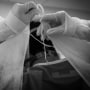 Un médico se ata la bata de aislamiento antes de asistir a un paciente contagiado de COVID-19 en la UCI del Hospital Comunitario Martin Luther King, Jr. en Los Ángeles, California el 18 de abril de 2020.