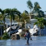 Holly Nugyn recorre su vencindario inudnado el 29 de septiembre de 2022 tras el paso del huracán Ian en Fort Myers, Florida.
