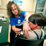 Una enfermera administra una vacuna a un niño en las instalaciones en Mount Vernon, Ohio, el viernes 17 de mayo de 2019.