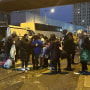 Un grupo de migrantes llegado a Philadelphia, Pennsylvania, desde Texas es recibido por voluntarios con mantas, kits de higiene personal y comida.
