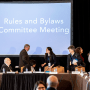 La Comisión de Normas y Estatutos del Comité Nacional Demócrata analiza cambios propuestos al sistema de las primarias durante una reunión en el Hotel Omni Shoreham, el viernes 2 de diciembre de 2022, en Washington.