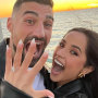 Becky G mostrando su anillo de compromiso junto a Sebastián Lletget