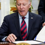 El presidente, Joe Biden, al firmar la nueva legislación ferroviaria.