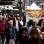 La gente camina junto a un sitio de prueba de COVID-19 en la ciudad de Nueva York, 12 de diciembre de 2022.
