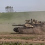 La tripulación de un tanque estadounidense Abrams participa en un ejercicio militar con tropas de Polonia, Estados Unidos, Francia y Suecia, en Nowogrod, Polonia, el 19 de mayo de 2022.