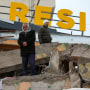 Un hombre reza sobre un edificio derrumbado en Malatya, Turquía, el martes 7 de febrero de 2023. 