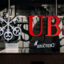 El banco suizo UBS acordó adquirir su rival Credit Suisse por más de 3,000 millones de dólares. En la imagen, los logos de ambas entidades.