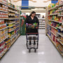 Jaqueline Benítez hace la compra en un supermercado de Bellflower, California, el lunes 13 de febrero de 2023. 