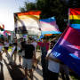 Manifestantes se pronuncian contra a favor de los inmigrantes, la comunidad LGBTQ y grupos que apoyan el aborto, en Orlando, Florida, el 1ro. de mayo de 2023.
