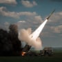 Un lanzacohetes HIMARS A M142 dispara contra posiciones rusas en Bakhmut, el 18 de mayo de 2023.