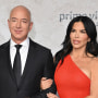 Jeff Bezos y Lauren Sánchez en alfombra roja de Amazon.