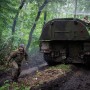 Una artillería autopropulsada alemana Panzerhaubitze 2000 del ejército ucraniano se dirige a su posición en la línea del frente cerca de Bakhmut, región de Donetsk, Ucrania, el sábado 27 de mayo de 2023.