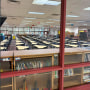 Dos fotos de una biblioteca escolar que fue convertida en un "centro de disciplina" en la primaria Marshall de Houston. Hay dos estantes de libros ahora casi vacíos y detrás decenas de butacas en fila.