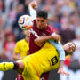 Edson Álvarez le gana un balón a Cameron Archer, en el duelo entre West Ham y Sheffield United en London Stadium.