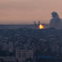 El humo se eleva después de un ataque aéreo israelí en la Franja de Gaza este lunes 9 de octubre de 2023.