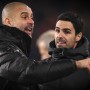 Polémica con Pep Guardiola (i), técnico del Manchester City, y Mikel Arteta, entrenador del Arsenal.