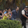La policía evacua al personal del canal de televisión TC, después de que un grupo de hombres armados irrumpiera en su set durante una transmisión en vivo, en Guayaquil, Ecuador, este martes 9 de enero.