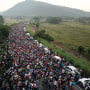 En esta fotografía de archivo del 27 de octubre de 2018, miembros de una caravana de migrantes con destino a Estados Unidos se encuentran en una carretera después de que la policía federal les bloqueó brevemente el paso en las afueras de la ciudad de Arriaga, México.
