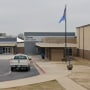 Fachada del recinto oeste de la escuela secundaria Owasso, al noreste de Tulsa, en Oklahoma.