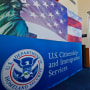 Inmigrantes arriban a una instalación de USCIS en Miami, Florida.
