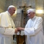 El papa Francisco (izq.) y el papa Benedicto XVI, en el Vaticano el 28 de junio de 2017.
