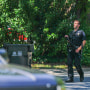 Un agente de la policía en Charlotte, Carolina del Norte, donde tuvo lugar el tiroteo, este lunes.