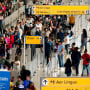 La gente espera en una fila de la TSA en el Aeropuerto Internacional John F. Kennedy en Nueva York, el martes 28 de junio de 2022.