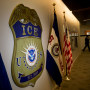El logo de ICE en las oficinas centrales de la agencia en Washington, DC, el 20 de noviembre de 2020.
