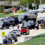 Autoridades responden a un reporte sobre una persona armada con un rifle en la secundaria Mount Horeb en Mount Horeb, Wisconsin, el miércoles 1 de mayo de 2024. 