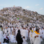 Peregrinos musulmanes se reúnen en la cima de la colina rocosa conocida como la Montaña de la Misericordia, en la llanura de Arafat, durante la peregrinación anual Hajj, cerca de la ciudad santa de La Meca, Arabia Saudita, el sábado 15 de junio de 2024.