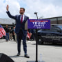 El senador JD Vance, republicano por Ohio, saluda al llegar a la oficina del Sheriff del condado de Lowndes, en Valdosta, Georgia.