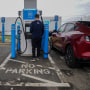 Una estación de carga de vehículos eléctricos en Londres, Ohio, parte de la red financiada por la Administración Biden. 
