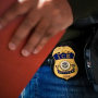 Foto de archivo de un agente para deportaciones del Servicio de Inmigración y Aduanas (ICE, por su sigla en inglés) durante un operativo en el Bronx, , en diciembre de 2024
