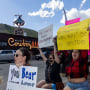 Manifestantes a favor del derecho al aborto se pronuncian el 24 de junio de 2022 en Jackson Hole, Wyoming.