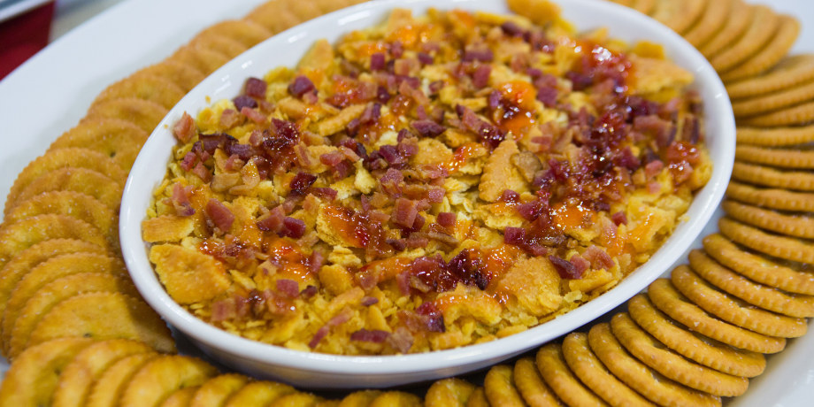 Cheese cigars with leek and bacon