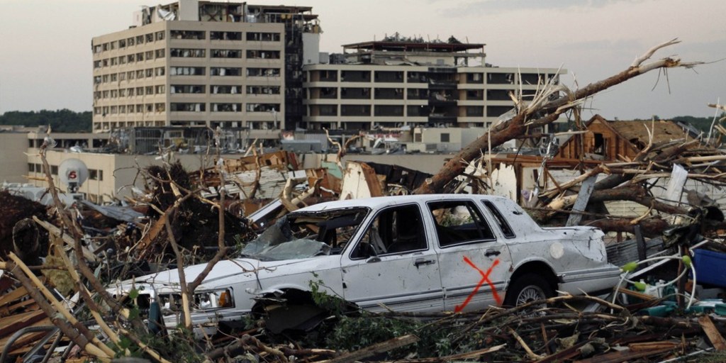 joplin tornado damage cars