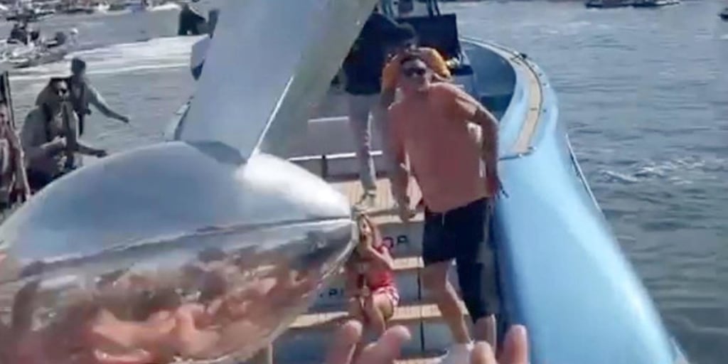 Watch Tom Brady toss Lombardi Trophy from one boat to another